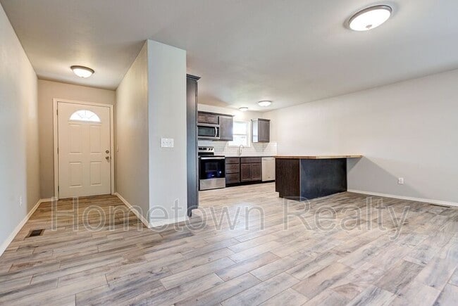 Building Photo - 606 Oak Creek Dr