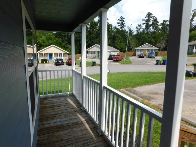 Building Photo - 155 Varsity Dr