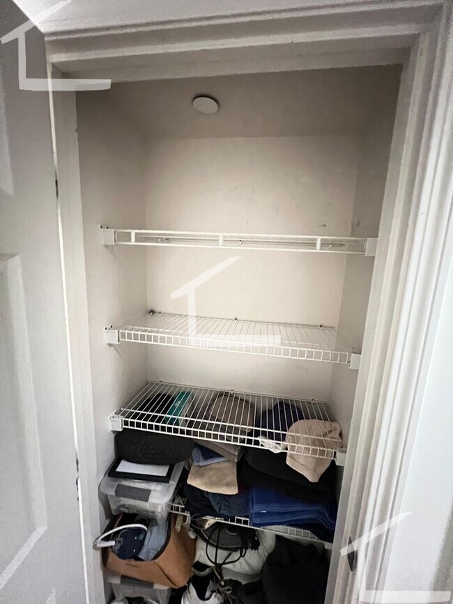 Building Photo - Great 1 bedroom condo available NOW - Northeastern