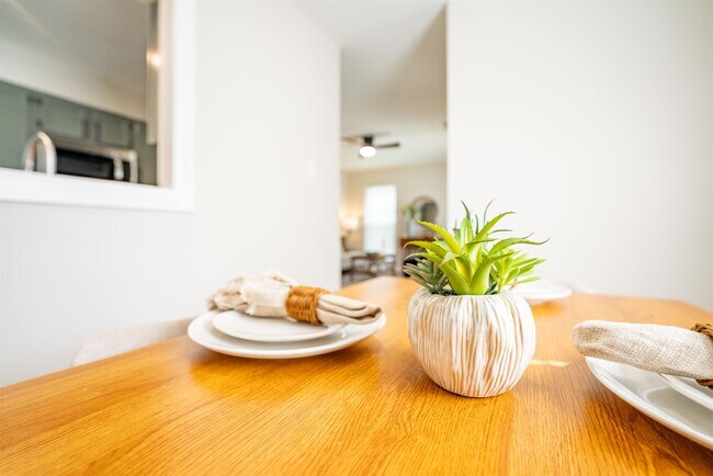 Building Photo - 548 N 6th St