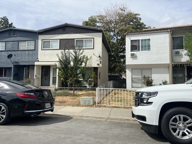 Building Photo - 899 Palm Cir