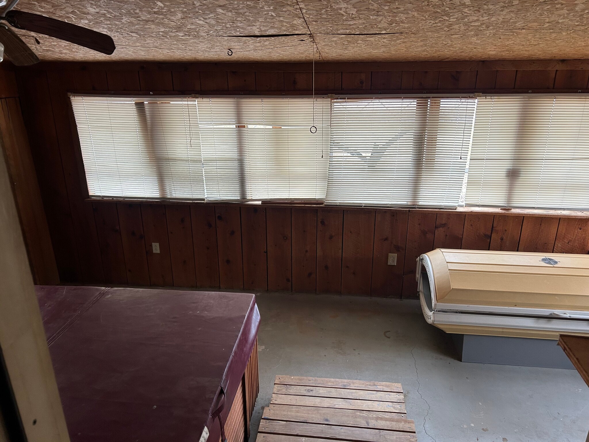 Jacuzzi/Tanning Bed Room - 503 Vanzant Rd
