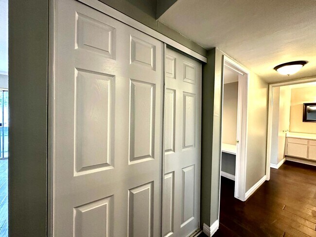 Building Photo - ***MOVE-IN SPECIAL 2 WEEKS FREE RENT***Spa...