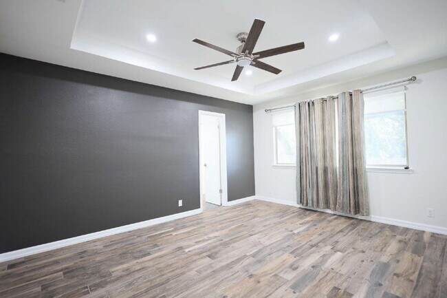 Building Photo - Updated 3 Bed / 2 Bath One-Story Home in S...