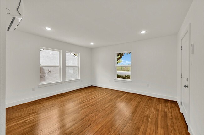 Building Photo - 6620 Lawndale St