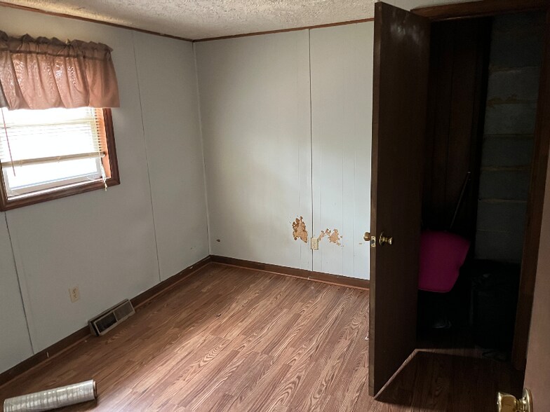 Building Photo - 550 Hopkins Rd