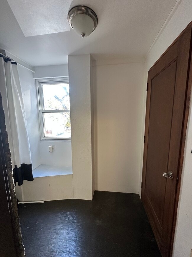 Building Photo - 1949 W Grace St