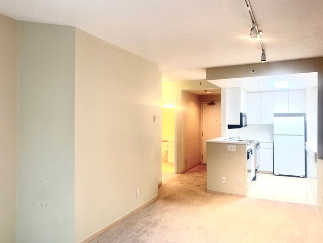 Building Photo - Quiet one Bedroom condo in Doorman Buildin...