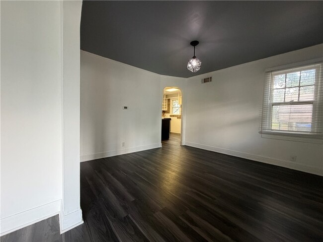 Building Photo - 1095 S Ray Ave