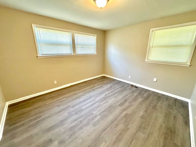 Building Photo - 3902 Lakeview Dr NW