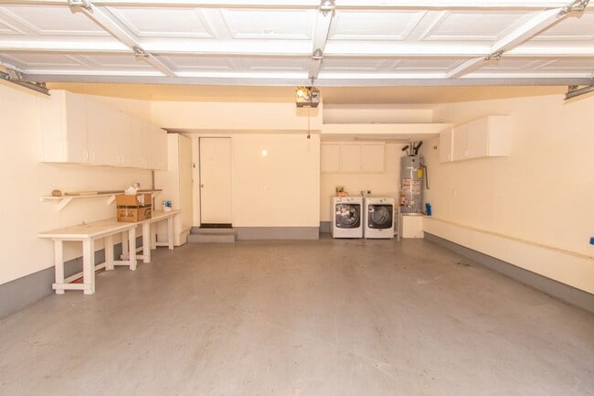 Building Photo - Spacious 3 Bed/2.5 Bath in Desirable UTC La Jolla Community of Toscana