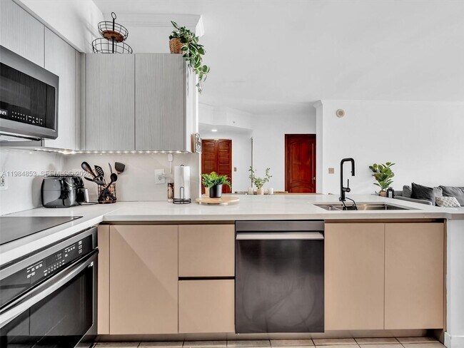 Building Photo - 17150 N Bay Rd