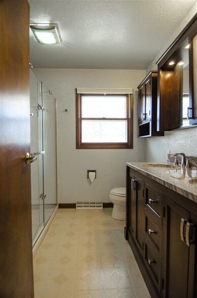 Building Photo - 1003 Olive St