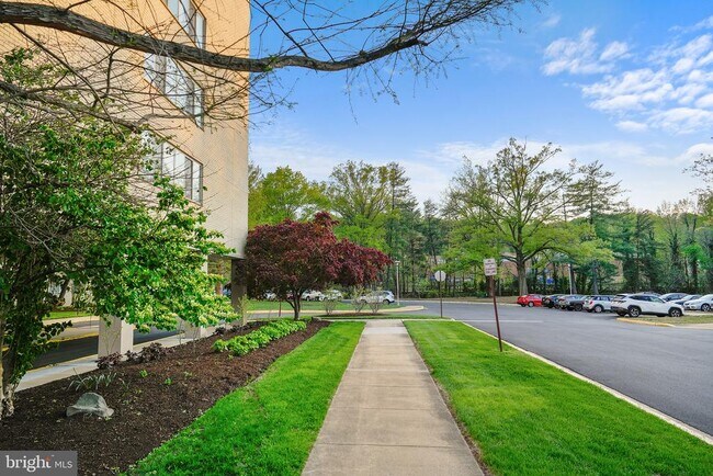Building Photo - 6641 Wakefield Dr