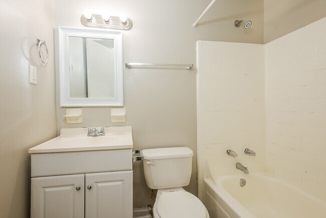Building Photo - Great Home in West Ashley