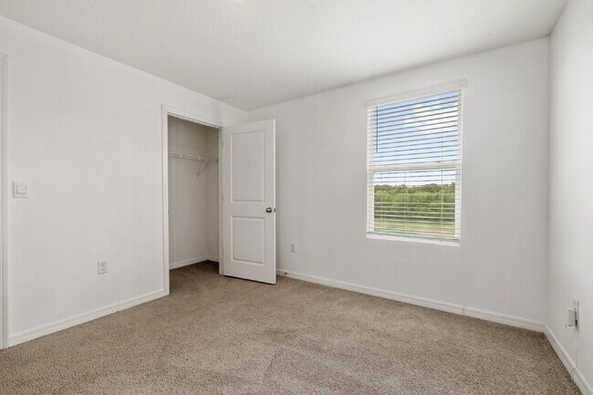 Building Photo - "Spacious 5-Bedroom Haven with Stunning Lake Views & Granite Elegance in Riverview!"