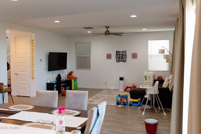 Building Photo - 8243 E Petunia Ave