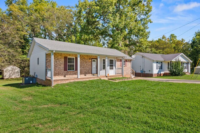Building Photo - Cozy Charm Meets Modern Touches in Oak Grove