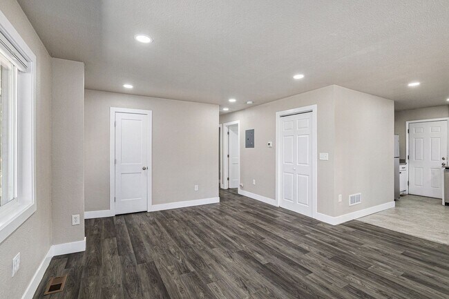 Building Photo - Hale neighborhood duplex w/large patio for...