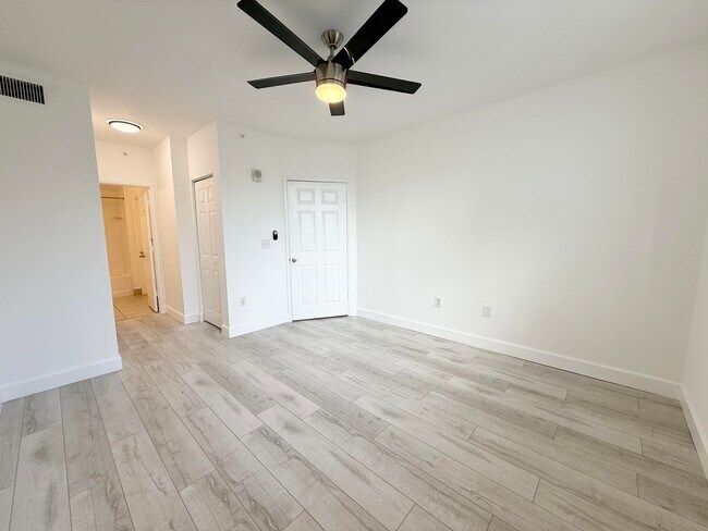 Building Photo - 630 S Sapodilla Ave