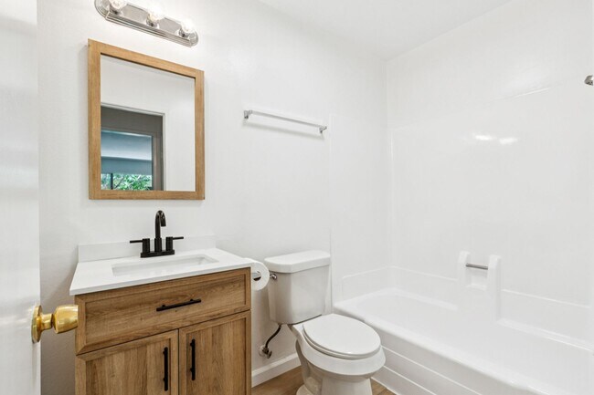 Building Photo - Newly Renovated 1BD Condo Available Soon! ...