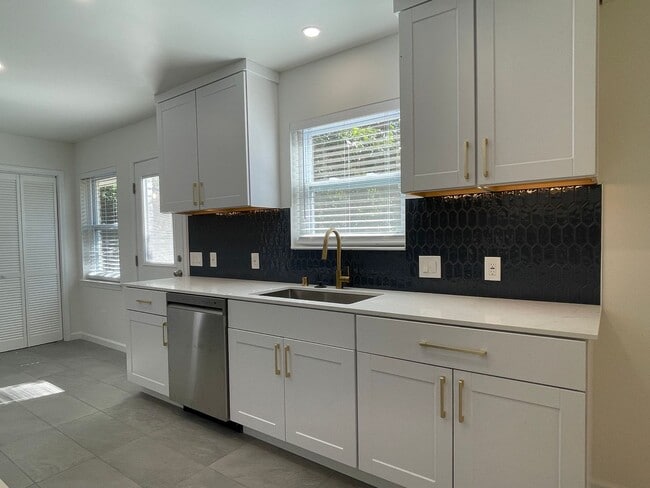 Building Photo - Gorgeous FULLY REMODELED 3 Bedroom/2Bath