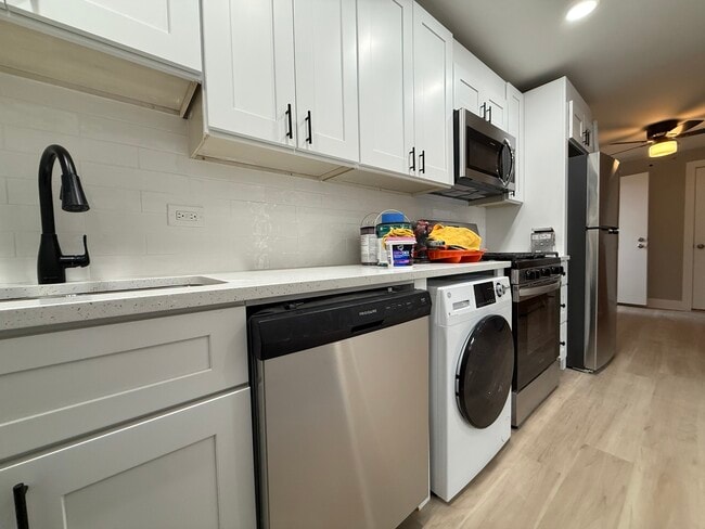 Building Photo - 3613 S Archer Ave