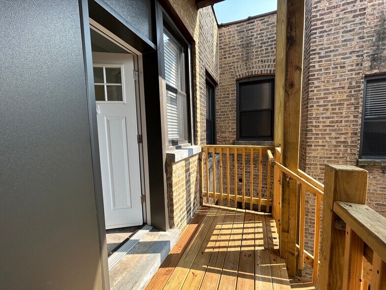 Building Photo - 1000 Crain St