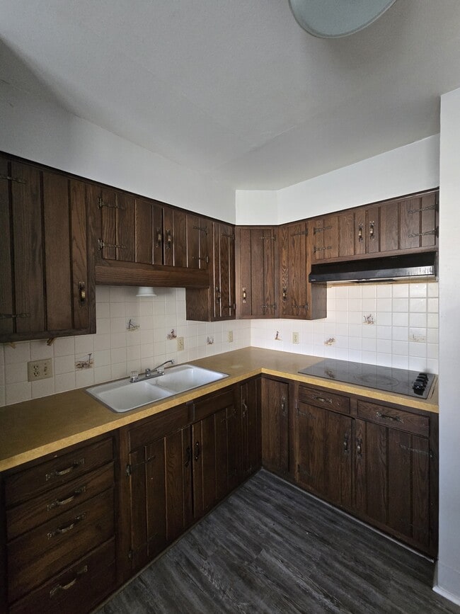 Building Photo - 3003 E Funston St