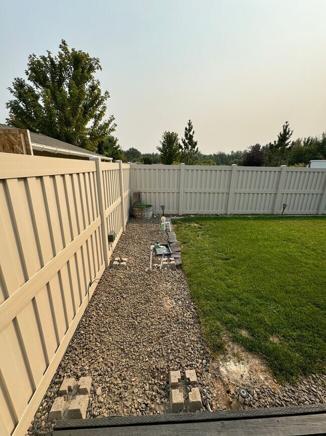 Building Photo - Charming 3-bedroom, 2-bathroom home locate...