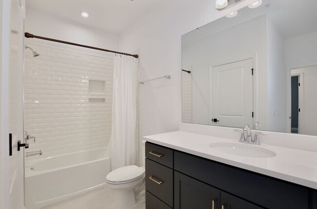 Building Photo - Stunning 2/2 Modern Townhome with a Bonus ...