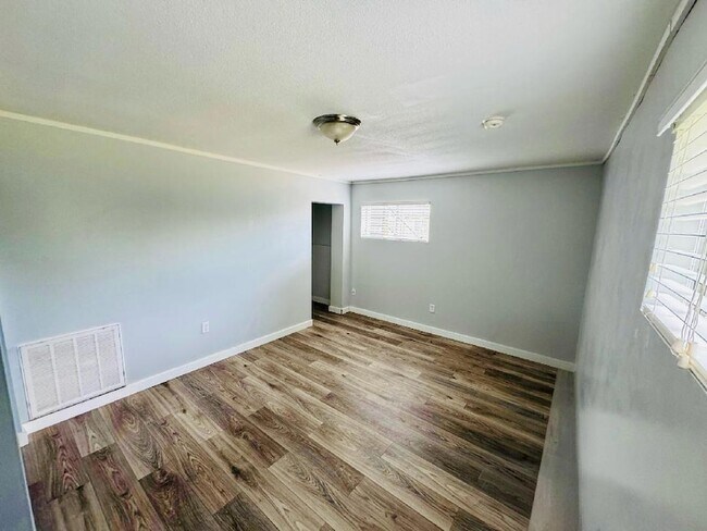 Building Photo - 6627 Hilton Dr