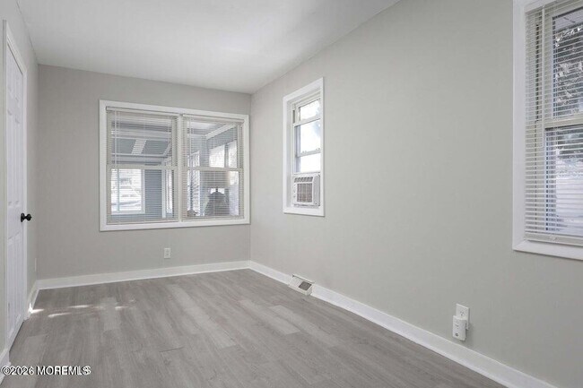 Building Photo - 1423 Holmes Ave