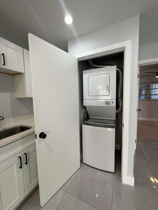 Building Photo - 820 N Victoria Park Rd