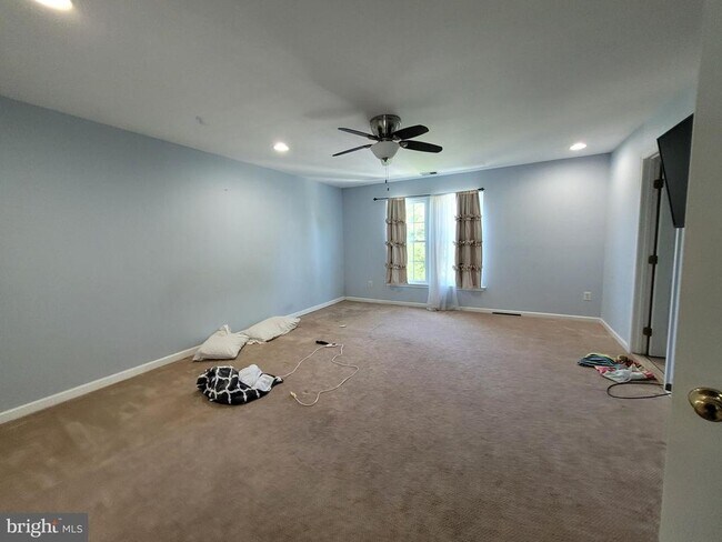 Building Photo - 10 Bridle Ct