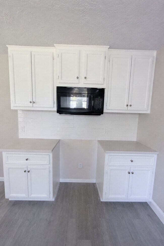 Building Photo - 8115 Redfern Dr