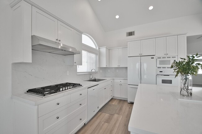Building Photo - Ocean View 3 Bedroom Like-New Townhome in ...