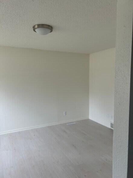 Building Photo - 4645 E Oakwood Dr