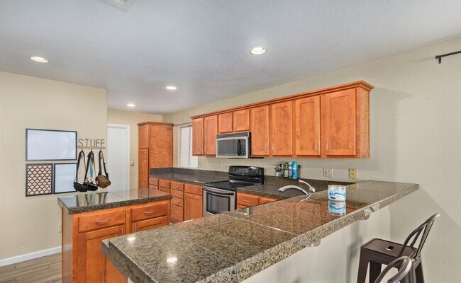 Building Photo - 3 BR 2.5 BA Glendale