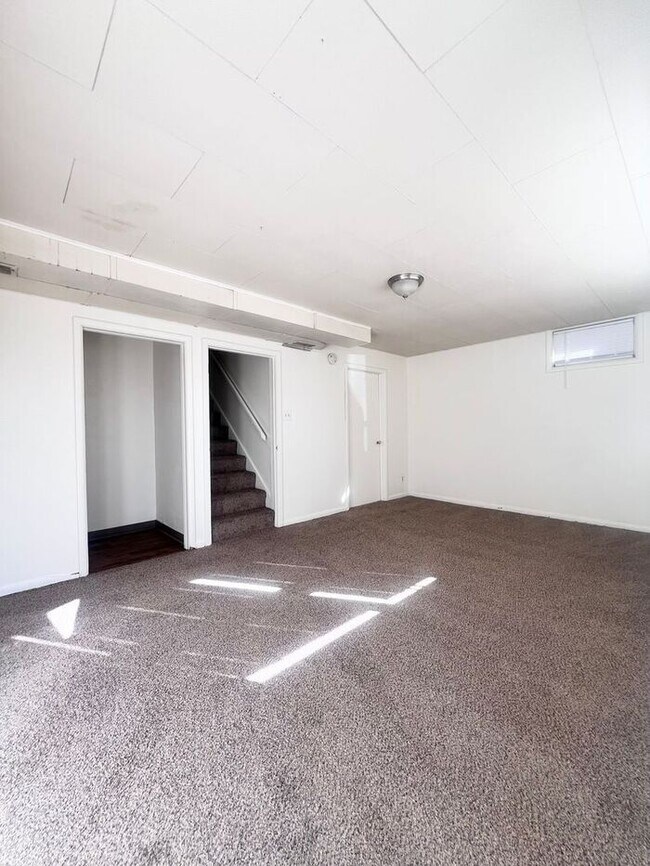 Building Photo - Large 2 bed, 2 bath, 1 car garage duplex