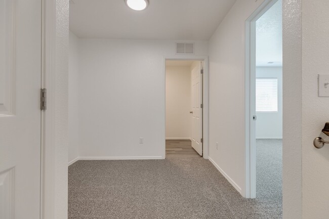 Building Photo - Beautiful 3 Bedroom Townhome for Lease!