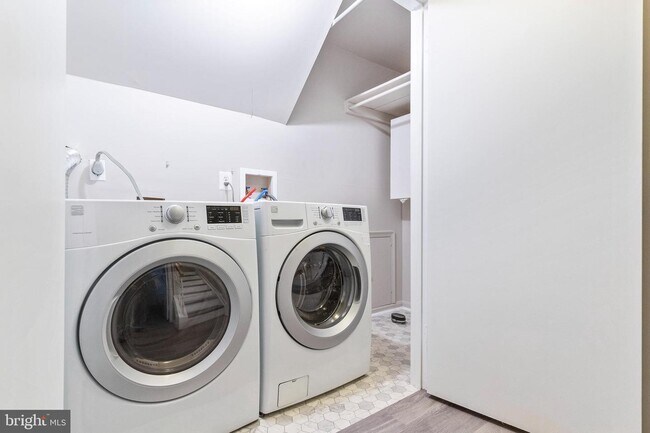 Building Photo - 7820 Somerset Ct