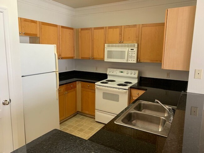 Building Photo - Condo for rent - 3rd floor in gated community