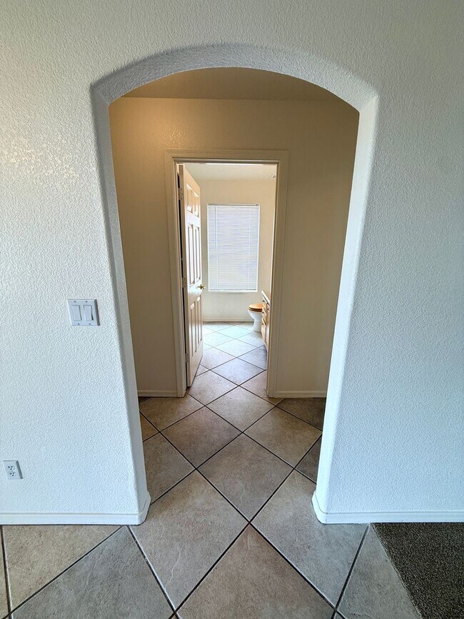 Building Photo - Beautiful 3 Bed / 2 Bath Home Backing to Cerbat Cliffs Golf Course!