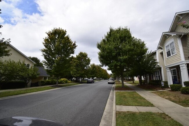 Building Photo - 1077 Woodglen Ln