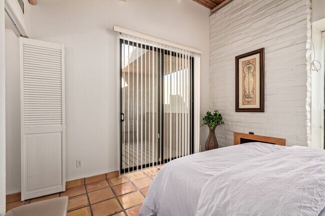 Building Photo - RESORT Style FULLY-FURNISHED Condo in Paradise Valley - 4 bedroom / 2.5 bath