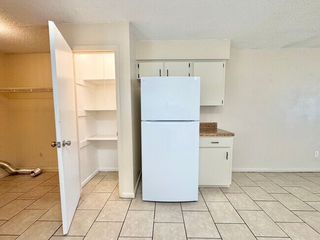 Building Photo - 2538-2540 Elm Ave