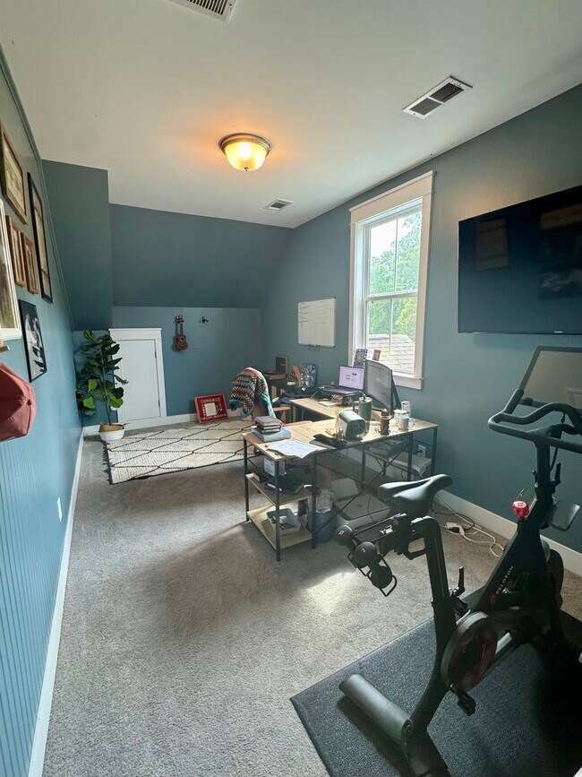Building Photo - 1037 Cortland Vly