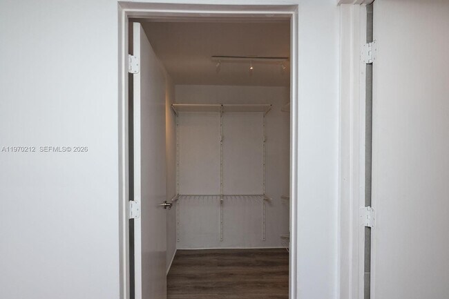 Building Photo - 900 Bay Dr