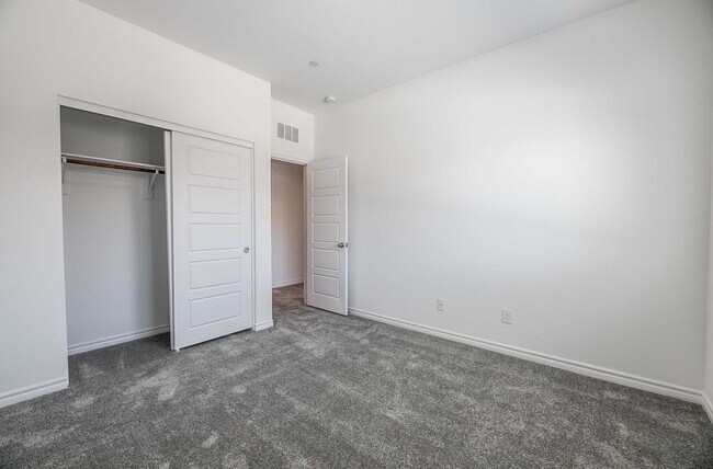 Building Photo - Modern Gated Townhome with Spacious Open Layout & Designer Kitchen!